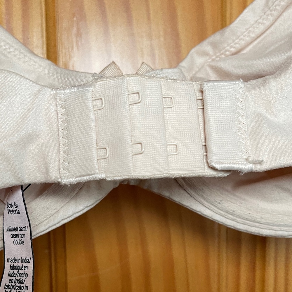 Victoria Secret body by Victoria Cream Underwire Bra - Picture 7 of 12